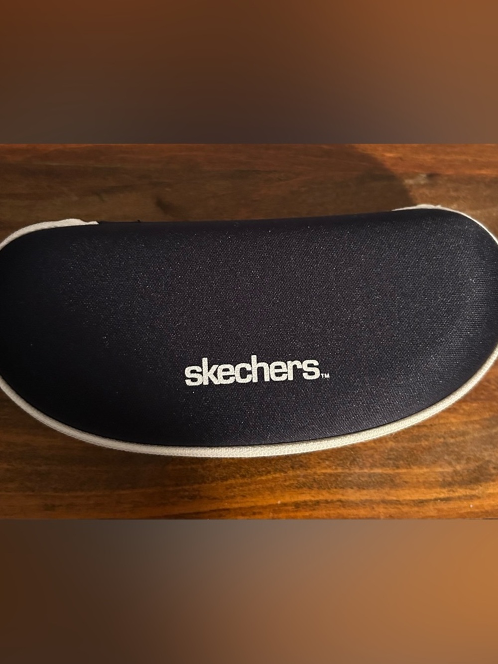 Skechers sunglass case with clip
